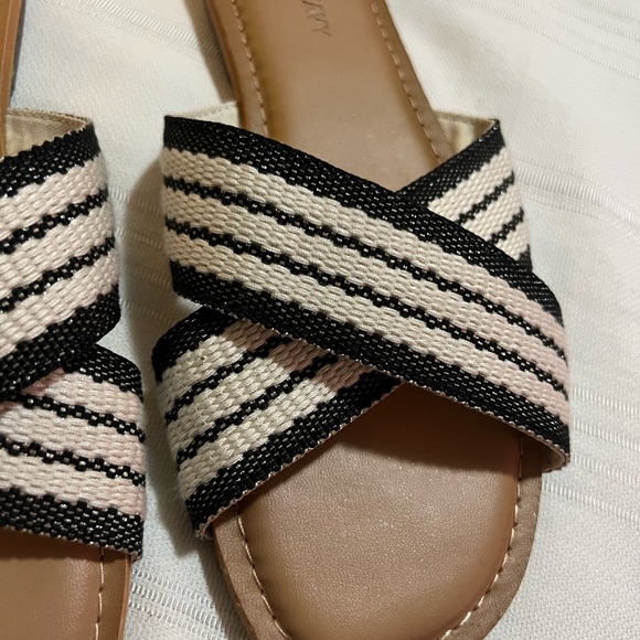 🖤 New Old Navy Woven Crossed Sandals🖤 - Picture 3 of 6